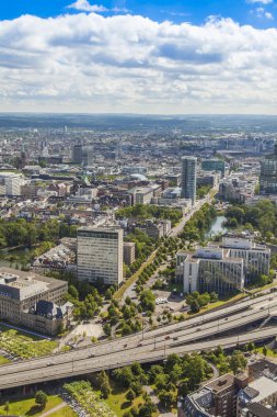 Dusseldorf, Almanya, 6 Temmuz 2014 tarihinde. bir televizyon kulesi - reynturm bir anket platformu üzerinden şehir görüntüsü
