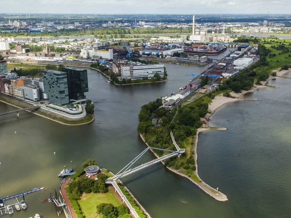 Dusseldorf, Almanya, 6 Temmuz 2014 tarihinde. bir televizyon kulesi - reynturm bir anket platformu üzerinden şehir görüntüsü — Stok fotoğraf