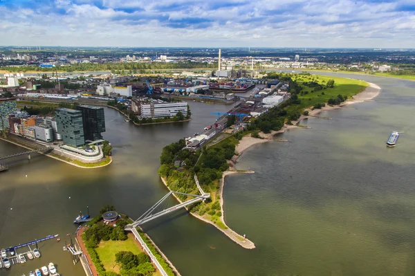 Dusseldorf, Německo, na 6 července 2014. pohled na město z průzkumu platformě televizní věž - reynturm — Stock fotografie
