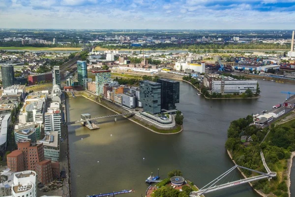 Dusseldorf, Almanya, 6 Temmuz 2014 tarihinde. bir televizyon kulesi - reynturm bir anket platformu üzerinden şehir görüntüsü — Stok fotoğraf