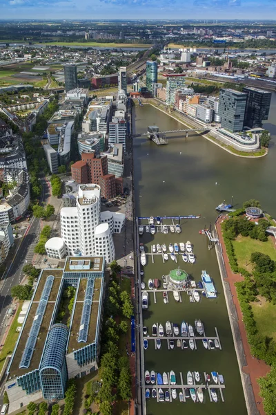 Dusseldorf, Germania, il 6 luglio 2014. Veduta del porto dei media da una piattaforma di rilevamento di una torre televisiva - Reynturm — Foto Stock