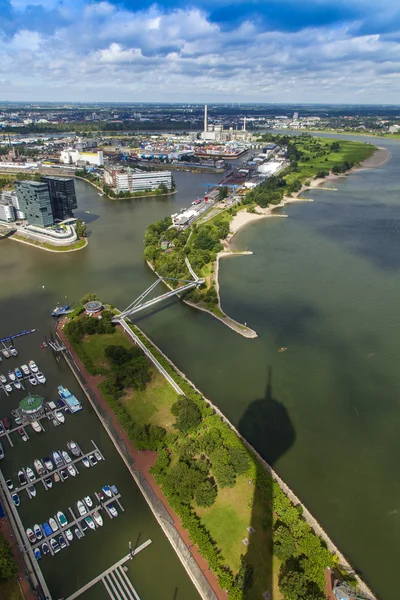 Dusseldorf, Alemanha, em 6 de julho de 2014. Vista do porto de mídia a partir de uma plataforma de pesquisa de uma torre de televisão - Reynturm — Fotografia de Stock