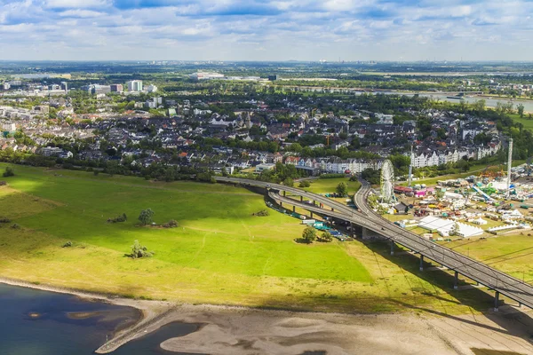 Düsseldorf, Deutschland, am 6. Juli 2014. Blick auf die Stadt von einer Vermessungsplattform eines Fernsehturms - reynturm — Stockfoto