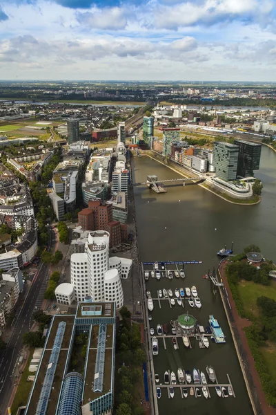 Dusseldorf, Alemanha, em 6 de julho de 2014. Vista do porto de mídia a partir de uma plataforma de pesquisa de uma torre de televisão - Reynturm — Fotografia de Stock