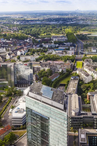 Dusseldorf, Alemania, el 6 de julio de 2014. Vista de la ciudad desde una plataforma de levantamiento de una torre de televisión - Reynturm —  Fotos de Stock