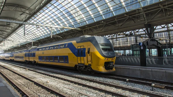 Amsterdam, Holandia, na 12 lipca 2014 roku. peronów dworca kolejowego — Zdjęcie stockowe