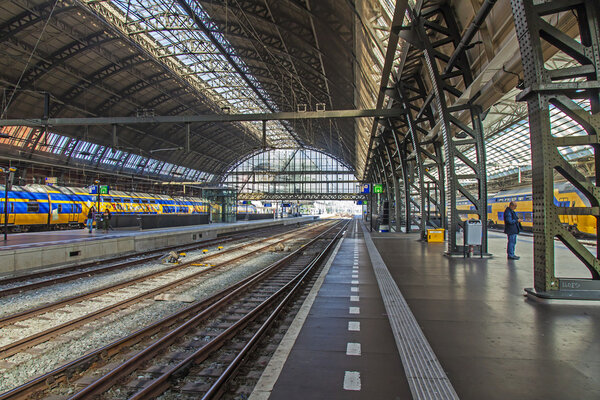 Амстердам, Нидерланды, 12 июля 2014 года. Платформы железнодорожного вокзала
