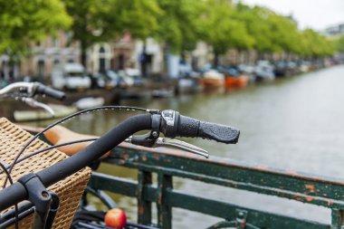 Amsterdam, Hollanda, 7 Temmuz 2014 tarihinde. kanal kıyısında bisiklet. Bisiklet taşıma Hollanda'da çok popüler türüdür