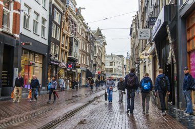 Amsterdam, Hollanda, 7 Temmuz 2014 tarihinde. turistler ve vatandaşların Yağmurlu hava caddeden aşağı git