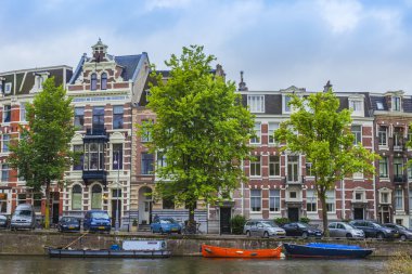Amsterdam, Hollanda, 7 Temmuz 2014. Kanalın kıyısında evleri olan tipik şehir manzarası