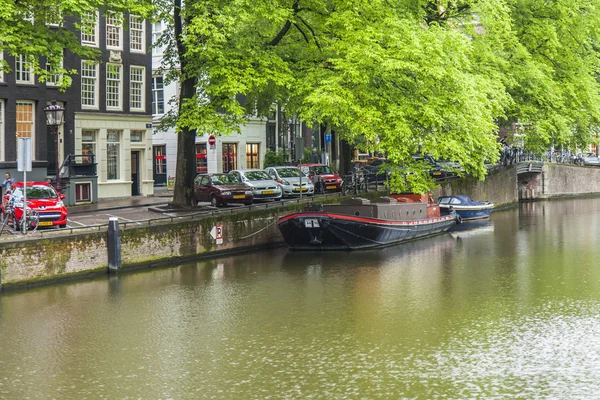 Amsterdam, Paesi Bassi, il 7 luglio 2014. Tipica vista urbana con case sulla riva del canale — Foto Stock