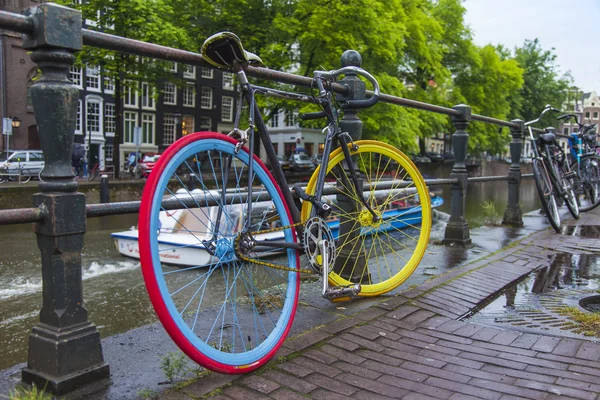 Amsterdam, Paesi Bassi, il 7 luglio 2014. Biciclette sulla riva del canale. La bicicletta è un tipo di trasporto molto popolare in Olanda — Foto Stock