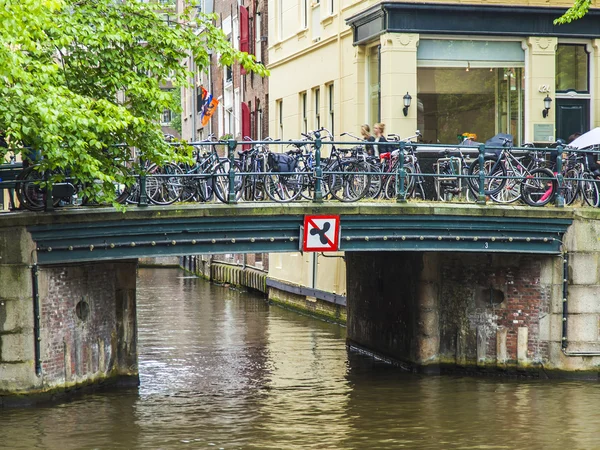 Amsterdam, Hollanda, 7 Temmuz 2014. Kanalın kıyısında evleri olan tipik şehir manzarası — Stok fotoğraf