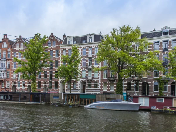 Ámsterdam, Países Bajos, 7 de julio de 2014. Típica vista urbana con casas a orillas del canal — Foto de Stock