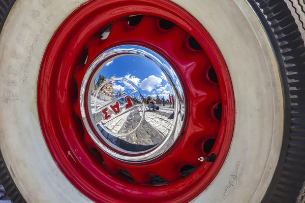 Moscow, Russia, on July 26, 2014. Reflection of the Moscow street and pedestrians in a wheel of the vintage car — Stock Photo, Image