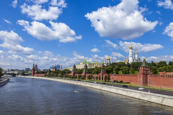 Moscow, Russia. View of the Kremlin and Kremlevskaya Embankment — Stock Photo, Image