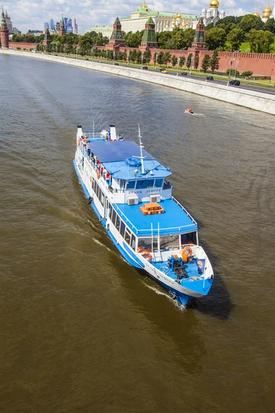 Moskou, Rusland, op 26 juli 2014. het wandelen schip drijft naar beneden de rivier Moskou — Stockfoto