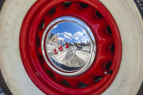 Moscow, Russia, on July 26, 2014. Reflection of the Moscow street and pedestrians in a wheel of the vintage car — Stock Photo, Image