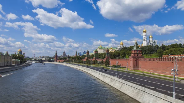 Moscow, Russia. View of the Kremlin and Kremlevskaya Embankment — Stock Photo, Image