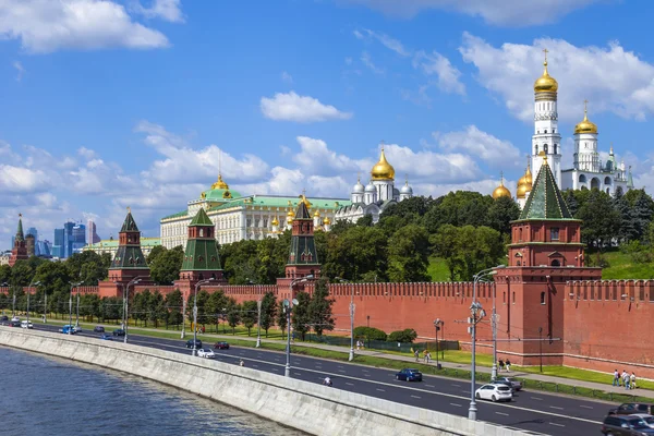 Moscow, Russia, on July 26, 2014. View of the Kremlin and Kremlevskaya Embankment of the Moskva River from Bolshoy Moskvoretsky Bridge — Stock Photo, Image