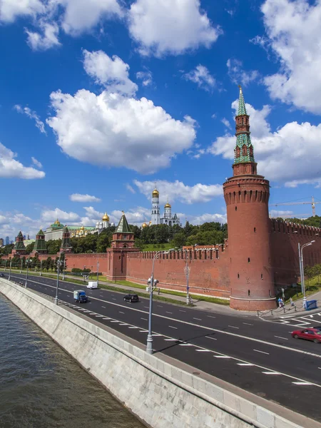 Moscow, Russia, on July 26, 2014. View of the Kremlin and Kremlevskaya Embankment of the Moskva River from Bolshoy Moskvoretsky Bridge — Stock Photo, Image