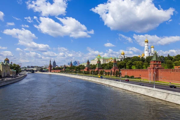 Moscú, Rusia. Vista del Kremlin y Kremlevskaya Embankment — Foto de Stock