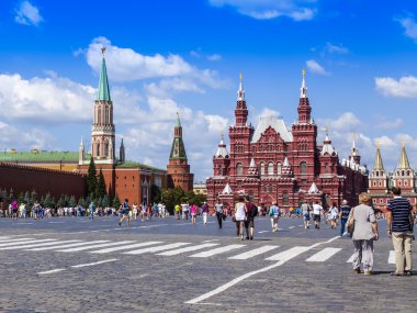 Moskova, Rusya, 26 Haziran 2014 tarihinde. turistler ve vatandaşların bir yaya bölgesi güneşli yaz gün yürümek. Kızıl Meydan kentin ana Meydanı olduğunu