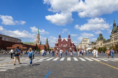 Moskova, Rusya, 26 Temmuz 2014 tarihinde. turistler ve vatandaşların güneşli bir yaz günü kırmızı kare üzerinde yürümek. Kızıl Meydan kentin ana Meydanı olduğunu