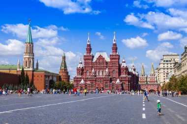 Moskova, Rusya, 26 Temmuz 2014 tarihinde. turistler ve vatandaşların güneşli bir yaz günü kırmızı kare üzerinde yürümek. Kızıl Meydan kentin ana Meydanı olduğunu