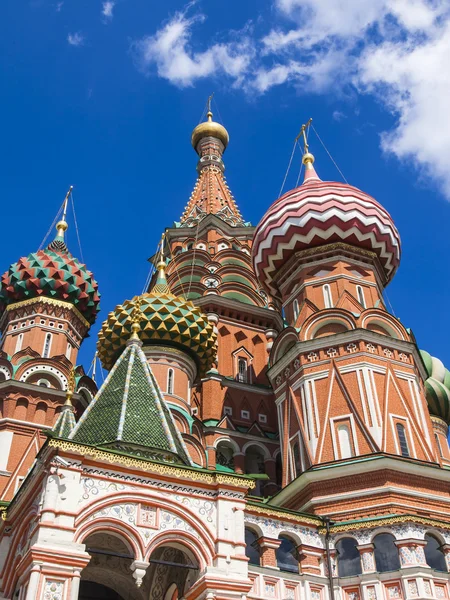 Moskou, Rusland. St. basil's kathedraal koepels (pokrovsky kathedraal) op het Rode plein — Stockfoto
