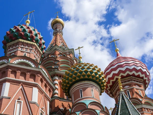 Moscovo, Rússia. St. Cúpulas da Catedral de Basílio (Catedral de Pokrovsky) na Praça Vermelha — Fotografia de Stock