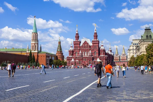Moscú, Rusia, 26 de julio de 2014. Turistas y ciudadanos caminan en la Plaza Roja en el soleado día de verano. La Plaza Roja es una plaza principal de la ciudad — Foto de Stock