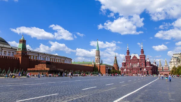 Moscú, Rusia, 26 de julio de 2014. Turistas y ciudadanos caminan en la Plaza Roja en el soleado día de verano. La Plaza Roja es una plaza principal de la ciudad — Foto de Stock