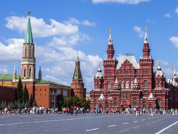 モスクワ、ロシア、2014 年 7 月 26 日に。観光客や市民、日当たりの良い夏の日の赤の広場の上を歩きます。赤の広場は、街のメイン広場です。 — ストック写真