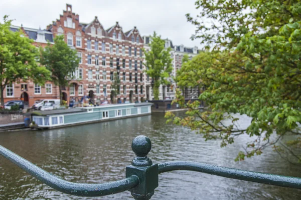 Amsterdam, Pays-Bas, le 10 juillet 2014. Vue urbaine typique. Bateaux habités sur le canal — Photo