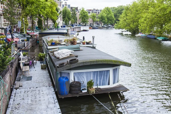 Amsterdam, Nizozemsko, na 10 července 2014. typický městský pohled. obydlených lodě v kanálu — Stock fotografie