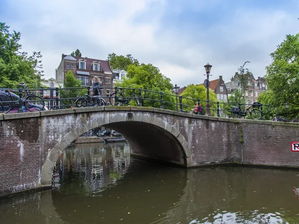 Ámsterdam, Países Bajos, 10 de julio de 2014. Vista urbana típica . — Foto de Stock