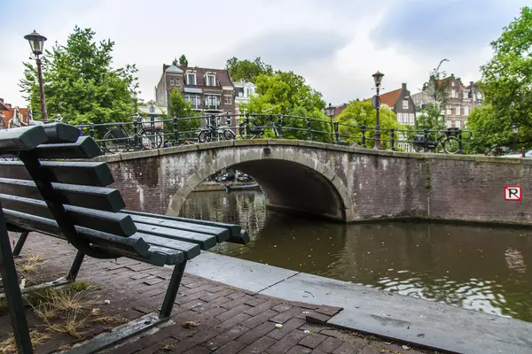 Amsterdã, Holanda, em 8 de julho de 2014. Vista urbana típica — Fotografia de Stock