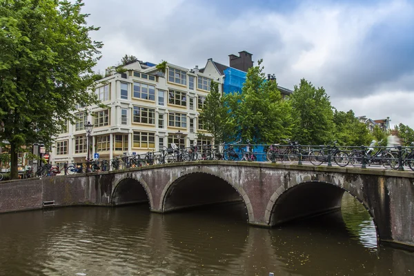 Ámsterdam, Países Bajos, el 8 de julio de 2014. Vista urbana típica — Foto de Stock