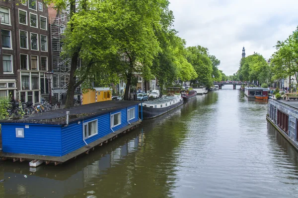 Amsterdam, Niederlande, am 10. Juli 2014. typische Stadtansicht. bewohnte Boote auf dem Kanal — Stockfoto