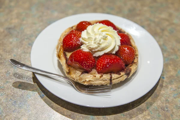 Tartlet with fresh strawberry — Stock Photo, Image