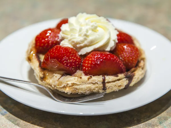 Tartlet with fresh strawberry — Stock Photo, Image