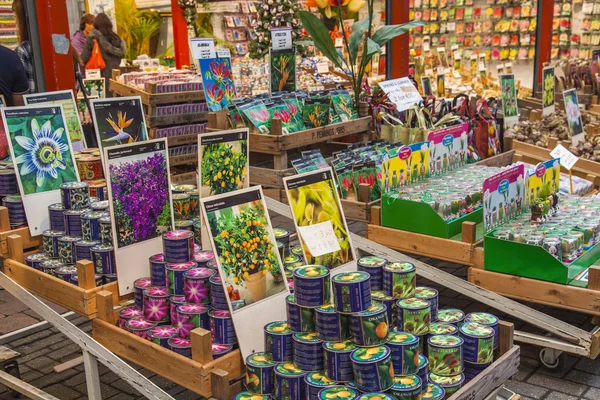 Amsterdam, Nederland, op 8 juli 2014. verkoop van planten en zaden in de bloemenmarkt van amsterdam. de bloemenmarkt - een van de bekende bezienswaardigheden van de stad — Stockfoto