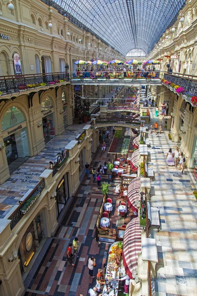 Moskou, Rusland, op 26 juli 2014. de GOM historische winkel bouwen op het Rode plein — Stockfoto