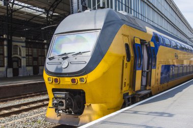 Haarlem, Hollanda, üzerinde 10 Temmuz 2014. Merkez Tren İstasyonu, theplatform, tren