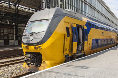 Haarlem, Hollanda, üzerinde 10 Temmuz 2014. Merkez Tren İstasyonu, theplatform, tren