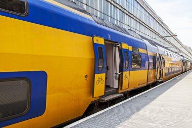 Haarlem, Hollanda, üzerinde 10 Temmuz 2014. Merkez Tren İstasyonu, theplatform, tren