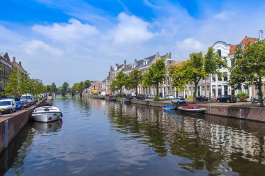 Haarlem, Hollanda, üzerinde 10 Temmuz 2014. tipik kentsel görünümü. Kanal dolgu eski evlerde, suda yansıtılır