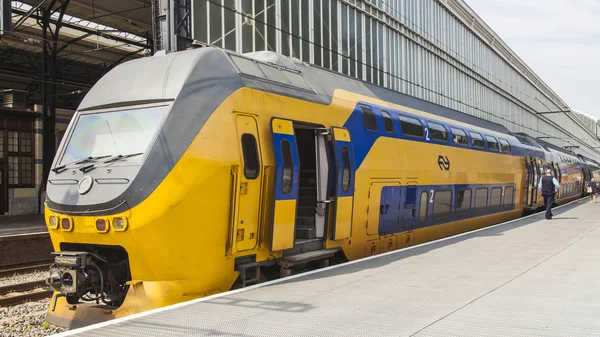 Haarlem, Hollanda, üzerinde 10 Temmuz 2014. Merkez Tren İstasyonu, theplatform, tren — Stok fotoğraf