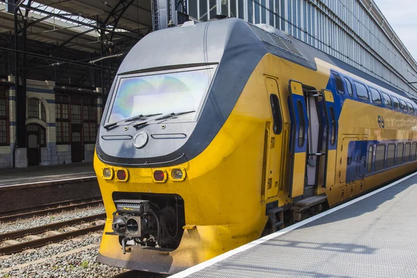 Haarlem, Hollanda, üzerinde 10 Temmuz 2014. Merkez Tren İstasyonu, theplatform, tren — Stok fotoğraf